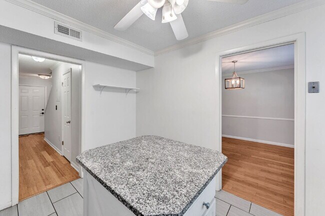 Building Photo - Beautiful 3 Bedroom 2.5 Bathroom Condo in Prime Taylors Location $1,625/mo rent
