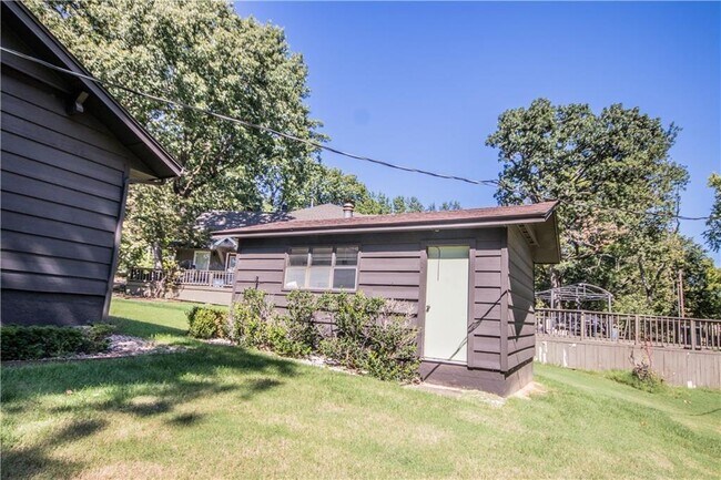 Building Photo - 403 S 37th St