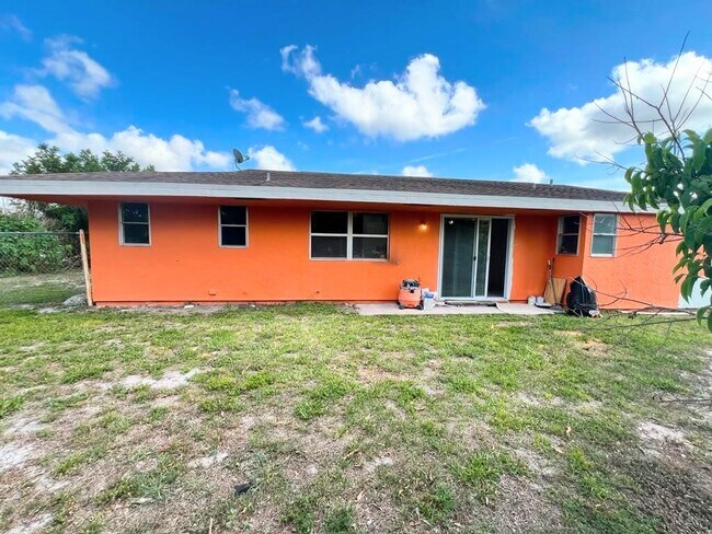 Building Photo - 311 SW Homeland Rd