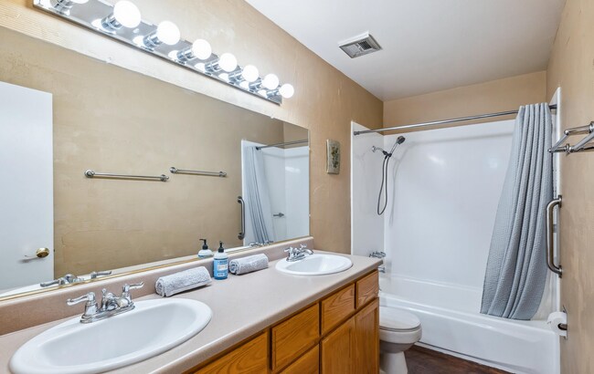 Building Photo - Furnished, Short term or long term Condo with community Pool