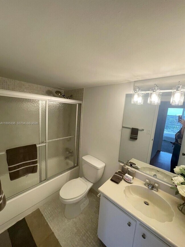 Building Photo - 800 Parkview Dr