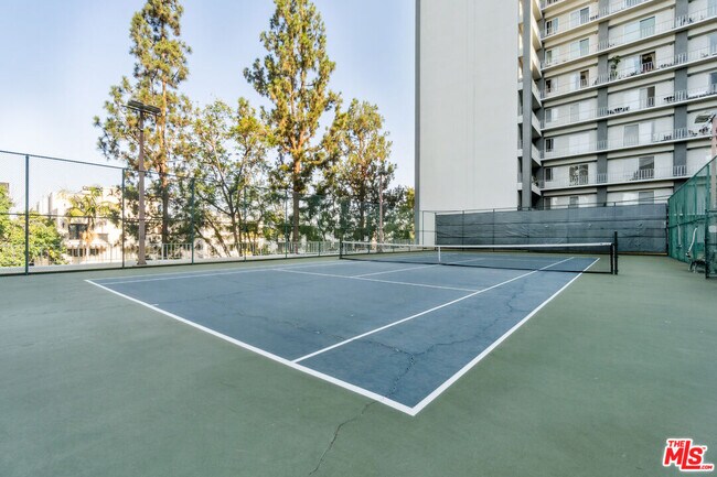 Building Photo - 100 S Doheny Dr