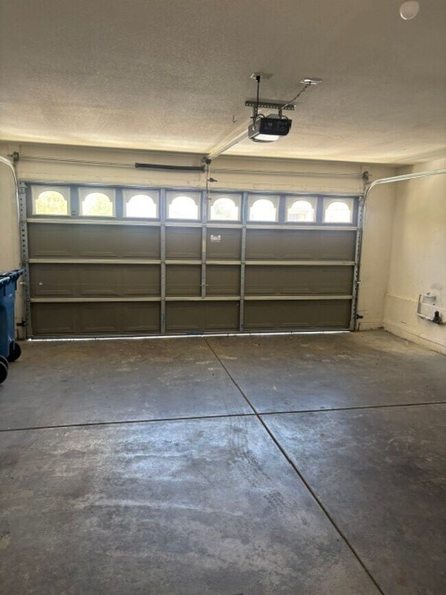 Building Photo - 3 bedroom house with 2.5 bathrooms