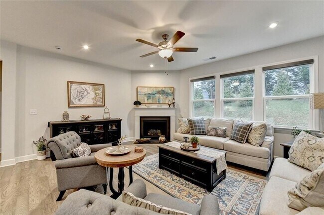 Building Photo - 811 Pineberry Ct