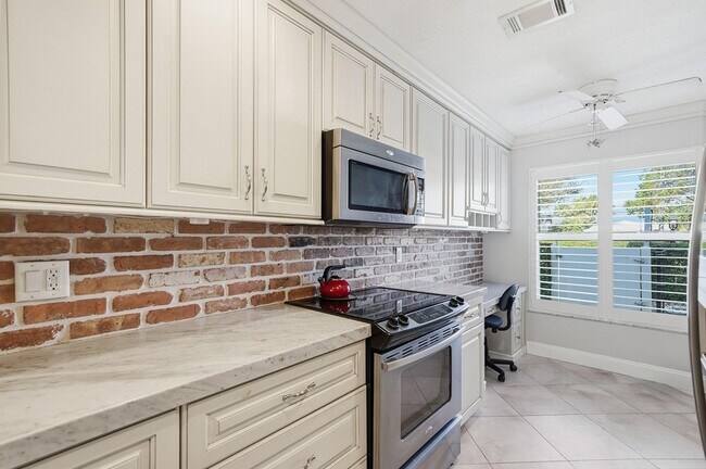 Building Photo - 842 SE 19th Ave