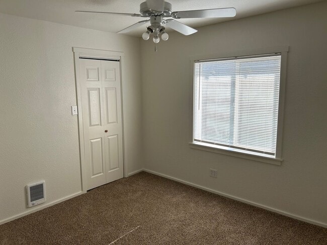 Building Photo - $300 OFF FIRST MONTH'S RENT! Completely Remodeled Home with Bonus Room in Klamath Falls