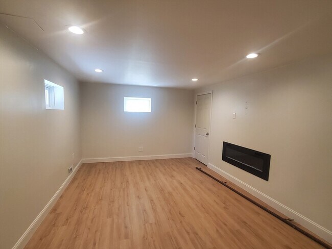 Building Photo - 135 Ashcroft St