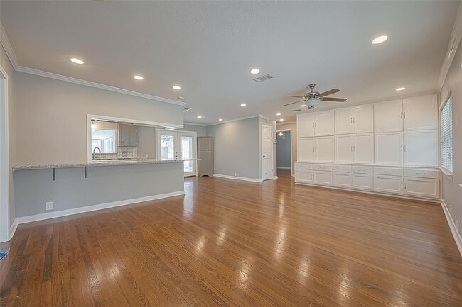 Building Photo - 942 W 30th St
