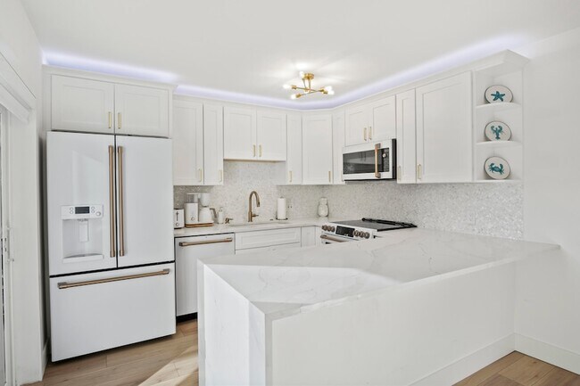 Building Photo - 5888 SE Riverboat Dr