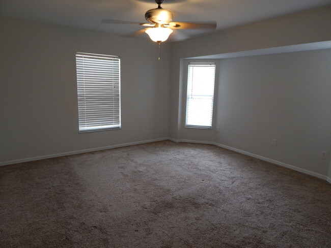 Building Photo - 132 SW Elderberry Dr