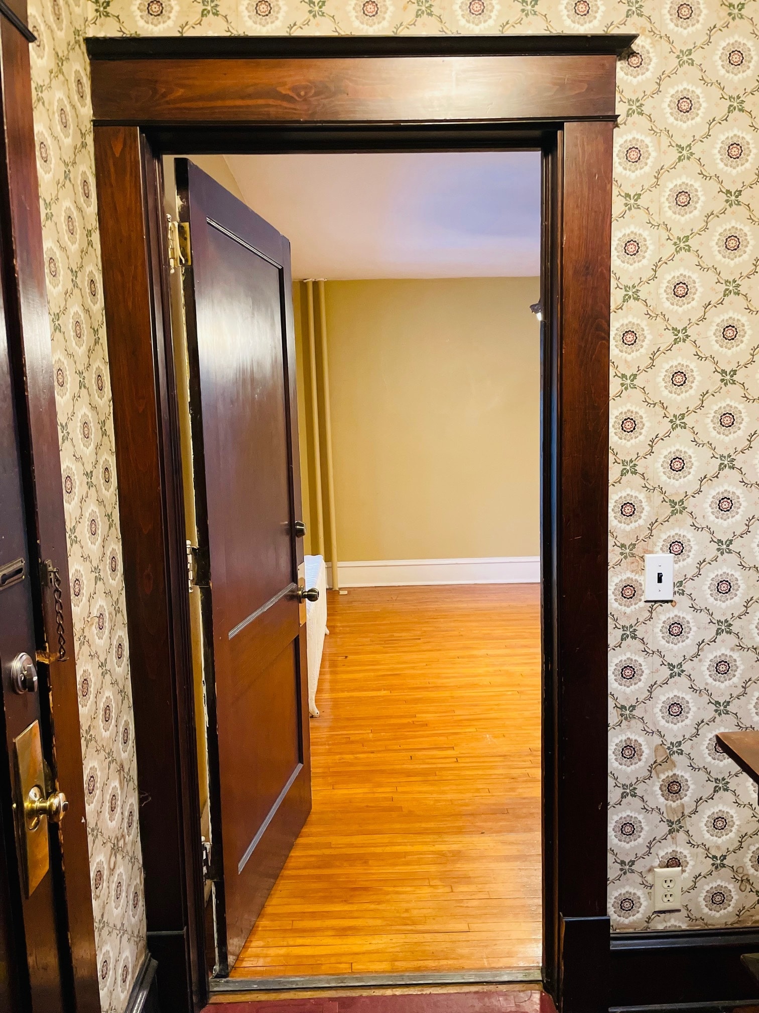 Entry - 1217 Grand Ave