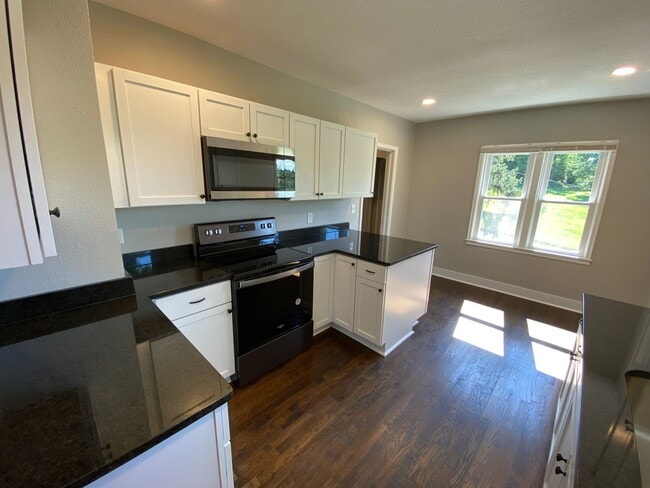 Building Photo - Fully Remodeled House!