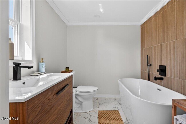 Building Photo - 106 Van Dam St