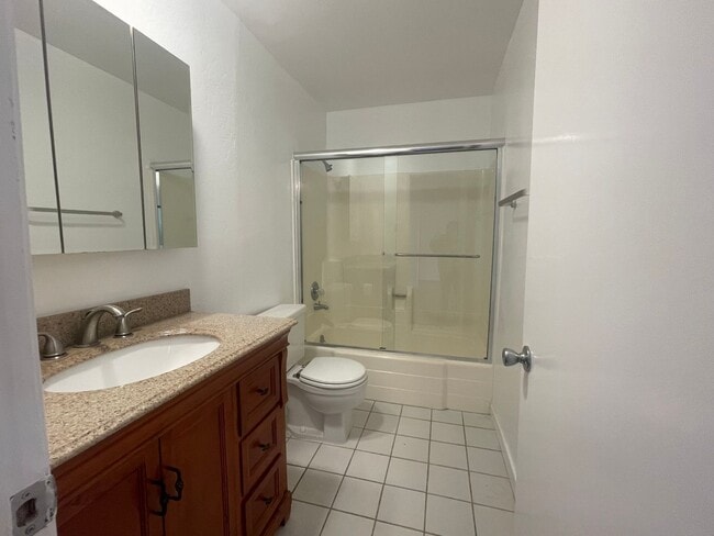 Building Photo - Newly Upgraded Spacious 3br with Decks, Laundry, Parking