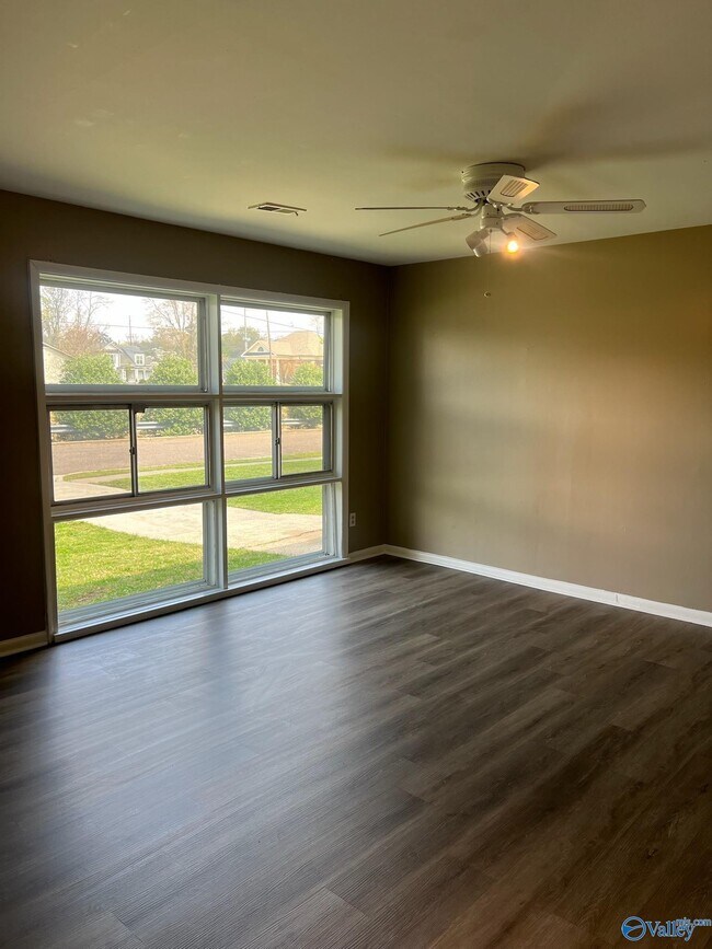 Building Photo - 1002 Lowell Dr SE