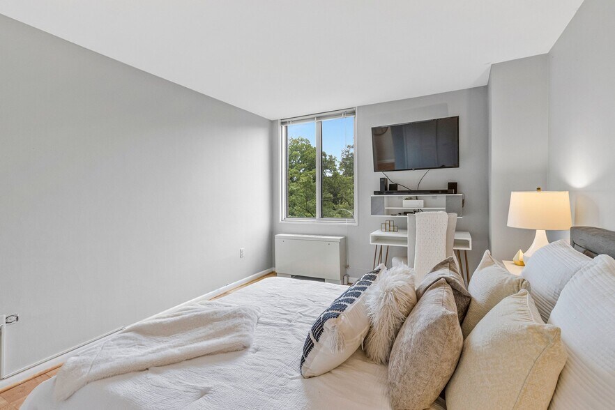 Treetop views - 2939 Van Ness St NW