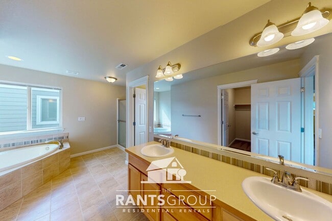 Building Photo - Spacious home in the Olympia School Distri...