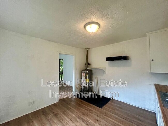 Building Photo - 734 W 74th St