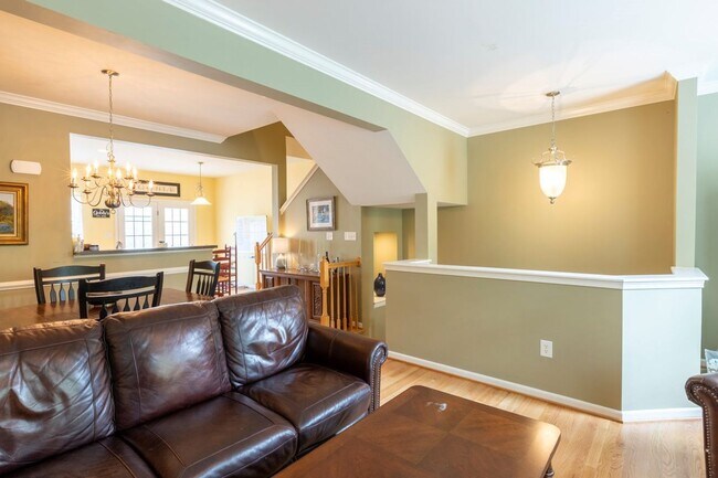 Building Photo - 703 Rainier Rd