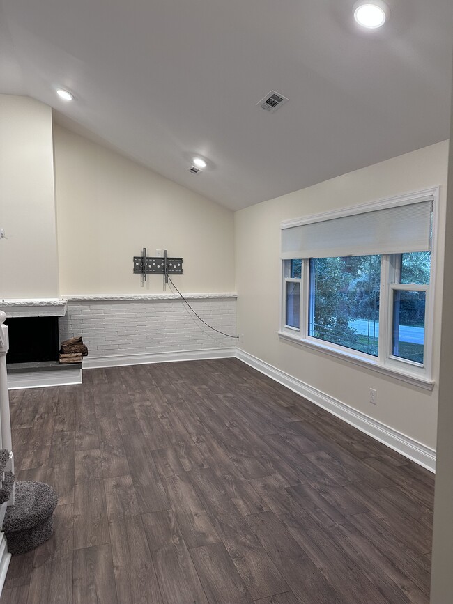 Building Photo - 1200 Algonquin Rd