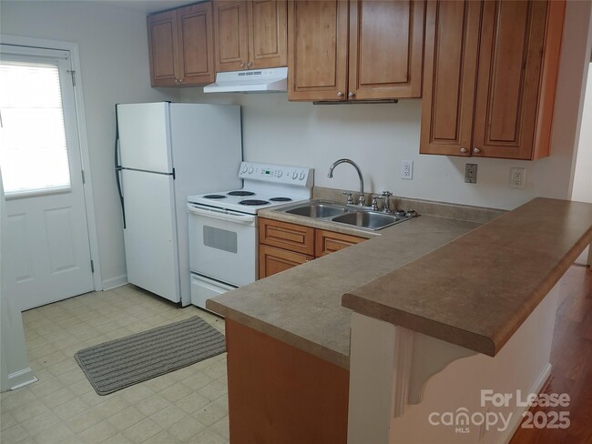 Building Photo - 2316 Woodbridge Dr