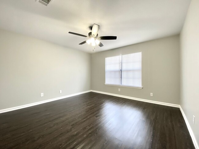 Building Photo - Stylish Move-In Ready Gem! Jenks Schools &...