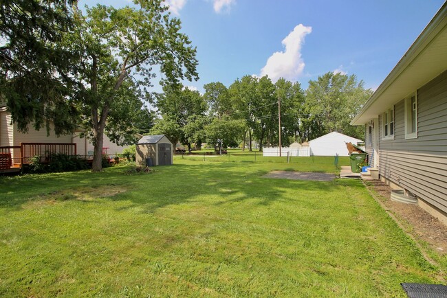 Building Photo - Three Bedroom House in Maumee