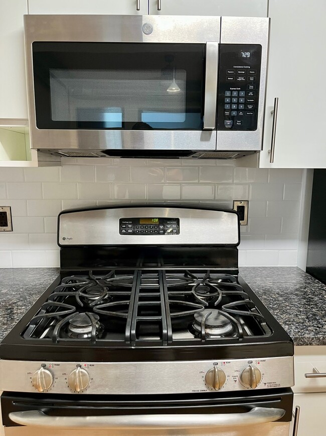 Building Photo - 1390 Kenyon St NW