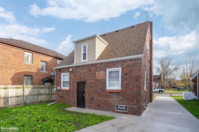 Building Photo - 5761 Devonshire Rd