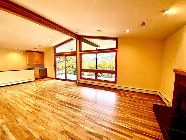 Building Photo - Stunning, 4 Bedroom, 3500 Square Foot, Highland's Home in Boise's North End