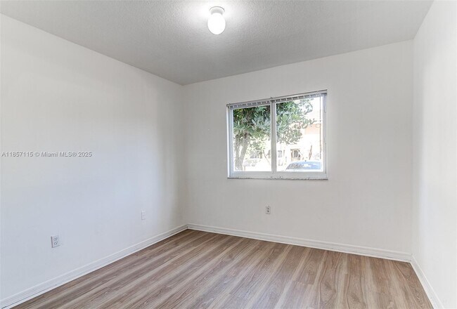 Building Photo - 970 NE 34th Ave