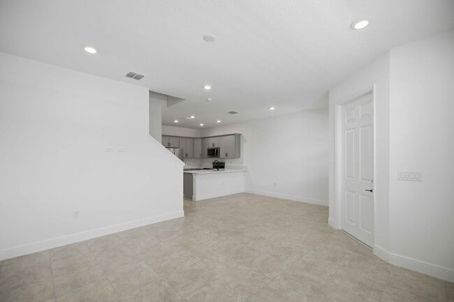 Building Photo - 5620 SW 72nd Ct