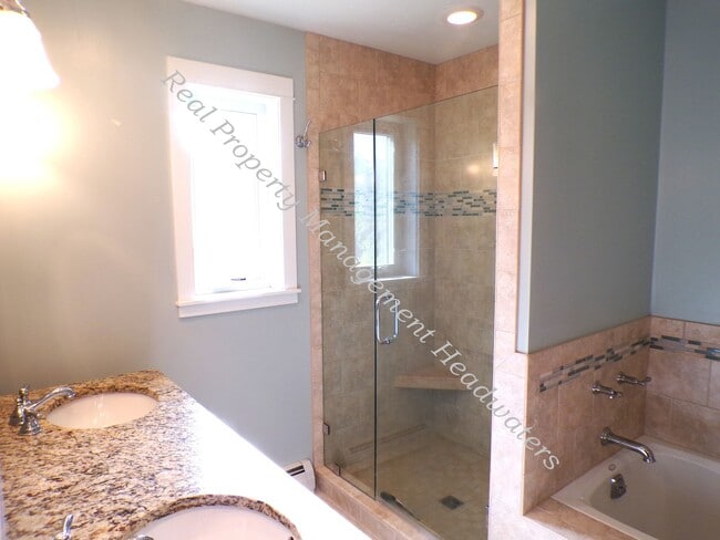 Building Photo - 5 Bedroom 2-1/2 Bath House for Rent