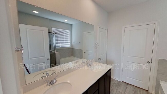 Building Photo - 8998 Fair Oaks Dr