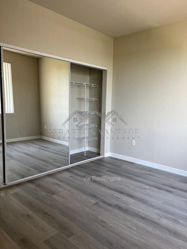 Building Photo - 5401 E Van Buren St