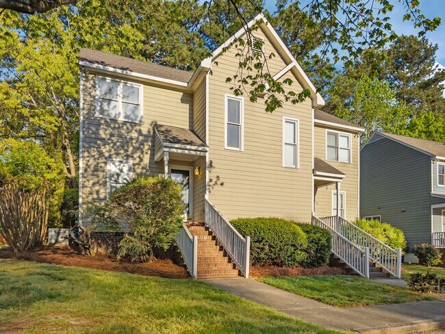Building Photo - Beautiful End-Unit Townhome with Fresh Updates in Convenient Raleigh Location!