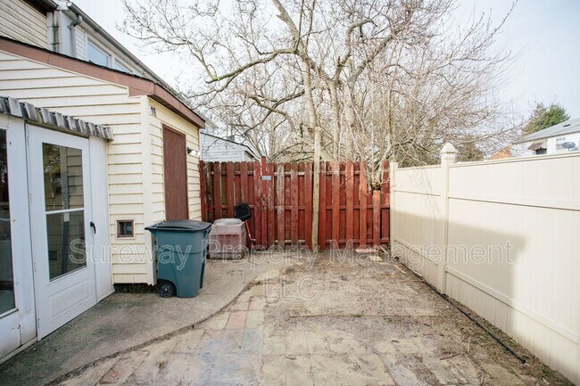Building Photo - 16 Radnor Ct