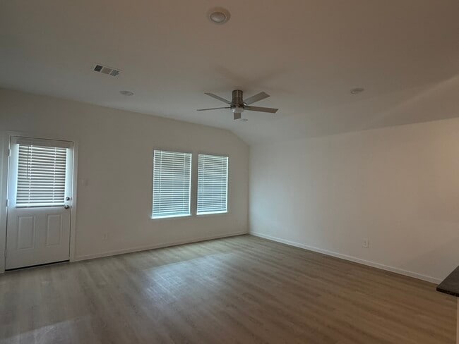 Building Photo - 523 Robin Ct