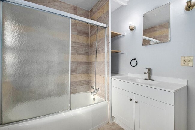 Building Photo - 2 Story 3 Bed 2 Bath, Off Street Parking!