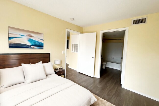 Building Photo - 4105 Tropical Isle Blvd