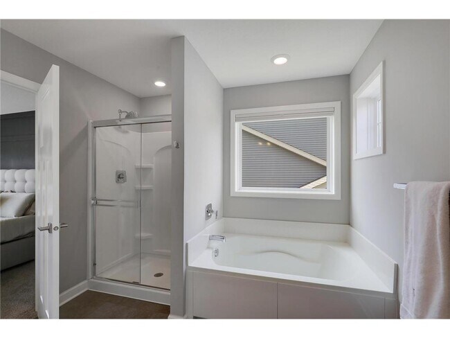 Building Photo - 6332 Apple Ct