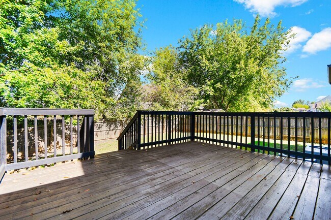 Building Photo - Pet Friendly Three Bedroom with Bonus!