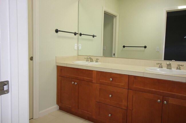 Building Photo - 3 Bedroom Townhome for Rent