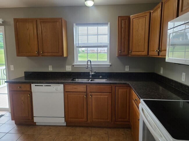 Building Photo - 3 Bed 2.5 Bath Townhome Ready for You in W...