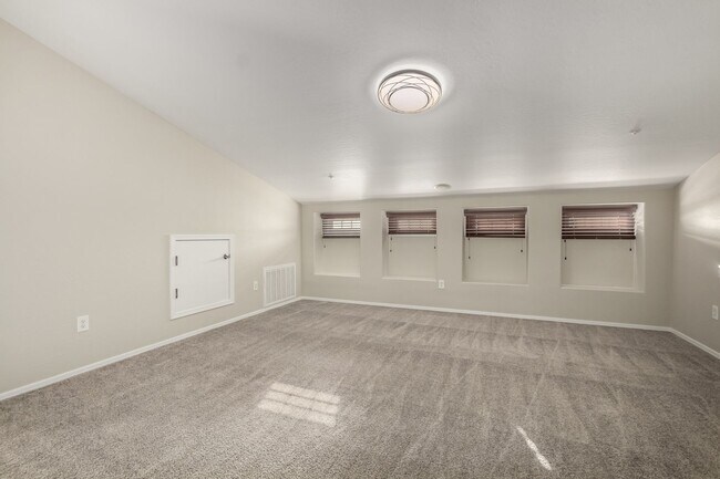 Building Photo - 3 Bed, 2 Bath in Gated Val Vista Classic