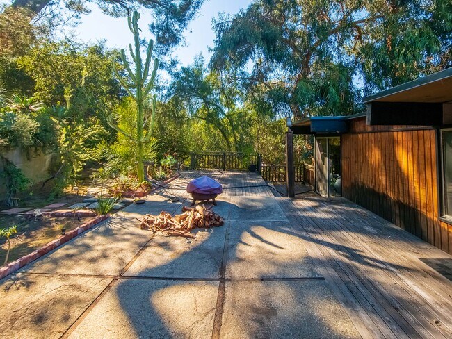 Building Photo - 1404 Oak Grove Dr