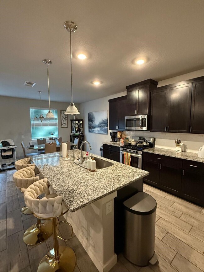 Building Photo - 740 Ft Leonard