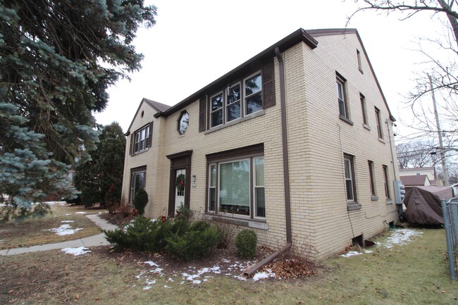 Building Photo - 4833 N Mohawk Ave