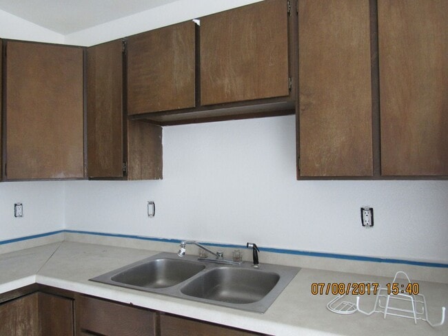 Building Photo - Duplex in Rifle!