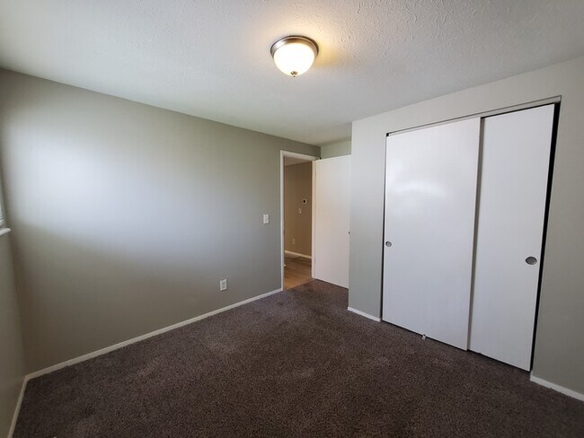 Building Photo - 3760 Ardath Rd